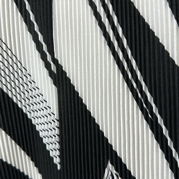 Chico's Fabulous Stripe Pleated Cold-Shoulder Top Size 3 - Picture 7 of 14